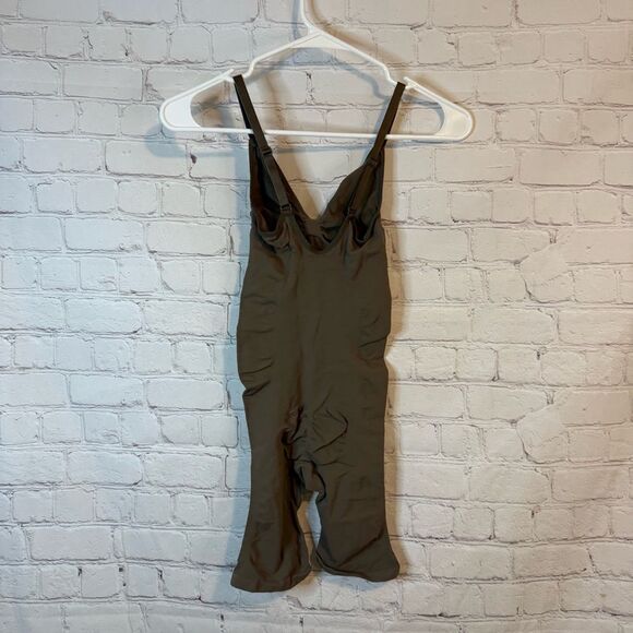 SKIMS Seamless Sculpting Bodysuit size Large - Picture 5 of 6